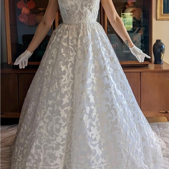 Oscar de la Renta Bridal Gown - Picture 7 of 15